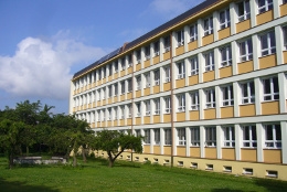 1.české gymnázium v K.V.